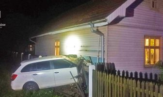 На Львівщині водій авто в’їхав у житловий будинок: двоє травмованих