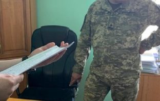 Майора військового госпіталю у Львові затримали на хабарі від військовослужбовця