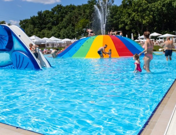 Де відпочити на басейні у Львові і біля Львова: ціни літо 2024