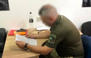 На Закарпатті військком змушував солдат будувати йому будинок