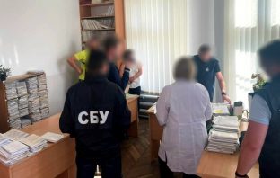 Намагалася з’їсти хабар: ДБР затримало медиків, які вимагали гроші за довідку про інвалідність