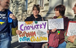 “Спочатку дрони, потім стадіони”: у Львові вп’яте відбувся пікет
