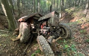 67-річний тракторист перекинув трактор у лісі на Львівщині і загинув