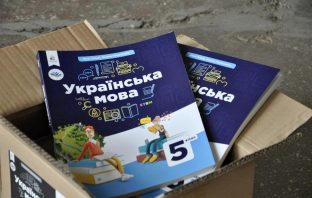На Львівщині підручники з української мови не можуть передати зі складів учням
