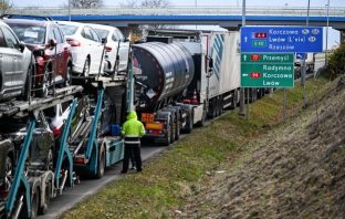 Перед пунктом пропуску в Польщі помер водій української фури