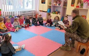 У Львові в День Збройних Сил України військові прочитали казки у школах та садках
