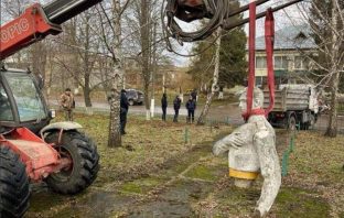 На Львівщині демонтували радянський памʼятник, який відстоював староста села