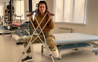 У Львові лікують снайперку “Фенікс”, яка від підриву міни втратила ногу