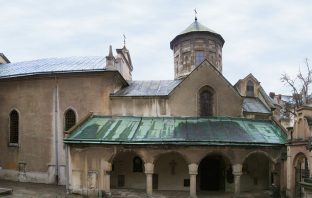 У 2009 році фірма Гринкевича реставрувала Вірменський собор у Львові, але кинула громаду на гроші
