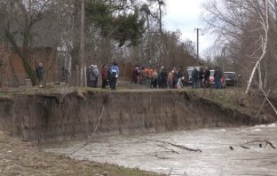 Вода наближається до будинків: на Львівщині у селі гірська річка зруйнувала дорогу і підмиває двори