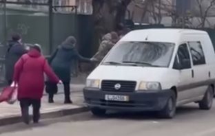 У Львові працівники ТЦК запхали чоловіка в бус: в організації відповіли