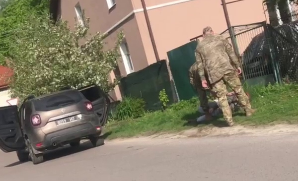 У Львові чоловіки у військовій формі скрутили на землі і нібито побили людину: в ТЦК відповіли