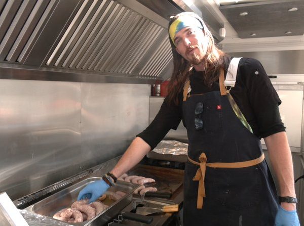 “Я тут, щоб допомогти українцям”: шеф-кухар зі США готував для пацієнтів львівської лікарні