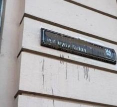 Суд покарав вандалів, які облили фарбою табличку з назвою вулиці Ірини Фаріон у Львові