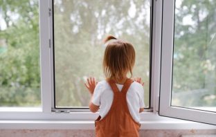 На Львівщині 4-річна дівчинка випала з вікна третього поверху