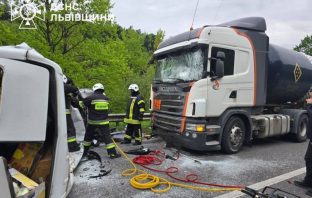 У Сколе внаслідок зіткнення з вантажівками загинув водій мікроавтобуса