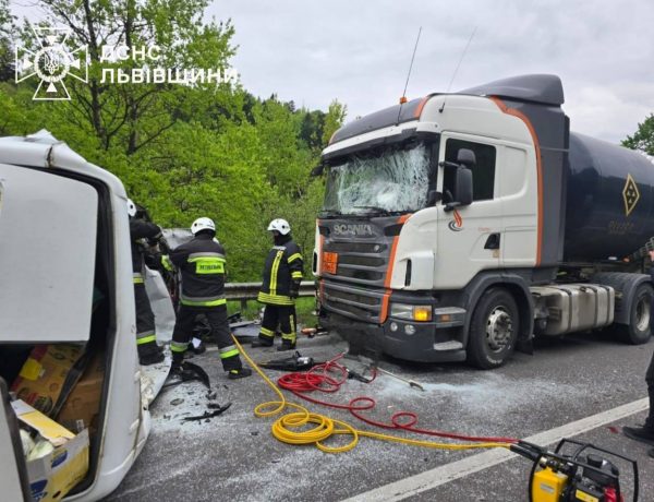 У Сколе внаслідок зіткнення з вантажівками загинув водій мікроавтобуса