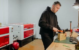 Подружжя зі Львівщини створює пазли “Гаррі Поттер” та “Гра престолів” для Warner Bros